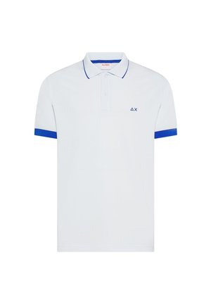 Wit short-sleeve poloshirt met blauwe boordrand, blauwe mouwboorden, tweeknopjesknoopsluiting en een klein blauw driehoek- en X-logo op de linkerborst.