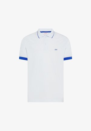 Wit short-sleeve poloshirt met blauwe boordrand, blauwe mouwboorden, tweeknopjesknoopsluiting en een klein blauw driehoek- en X-logo op de linkerborst.