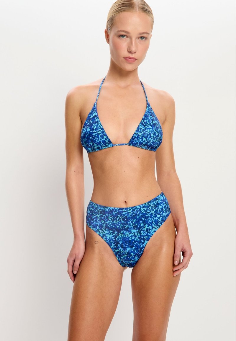 Dreiecks-Bikini in Blau mit einem strukturierten, abstrakten Muster. Verfügt über dünne Träger und hochtaillierte Unterteile. Glatte Stoffoberfläche.
