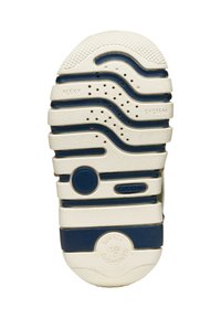 Suela de zapato de goma blanca con acentos azules, que presenta surcos ondulados, orificios de ventilación y un logo circular que dice "GEOX" y "SUAVEMENTE AMORTIGUADO".