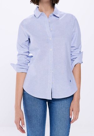 Lichtblauw-wit gestreept overhemd met knopen, kraag en lange mouwen, voorzien van een afgeronde zoom en een klein logo aan de onderkant.