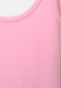 Haut rose sans manches en matière côtelée, doté d'un col rond et d'une texture lisse.