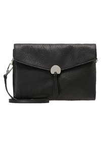 Czarna skórzana kopertówka o teksturowanej powierzchni, w kształcie koperty, z okrągłymi srebrnymi detalami i odpinanym paskiem. Posiada klapkę na zagięciu.