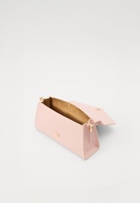 Rosa läderväska med en strukturerad design, öppen för att avslöja ett beige inre. Har guldfärgad hårdvara och tryckknappsstängning.