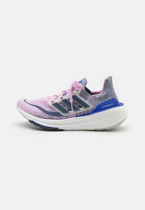 Lyserød og grå løbesko med hvid sål, gennemsigtige sideliner, blå hælstøtte og teksten "Ultraboost" på hælen.