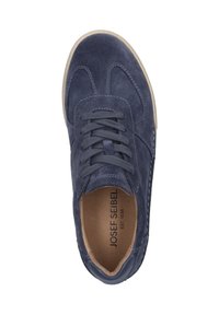 Baskets en suede bleu marine avec fermeture à lacets, bout rond, semelle en caoutchouc beige et détails cousus sur les côtés et la languette. Marquage visible à l'intérieur.