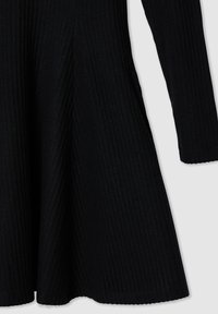 Abito nero a coste con maniche lunghe, orlo svasato, realizzato in materiale testurizzato, con linee verticali su tutta la superficie.