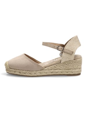 Sandalia cuña beige de esparto con puntera cerrada, correa al tobillo con hebilla, contrafuerte tejido en el talón y suela de yute trenzado.