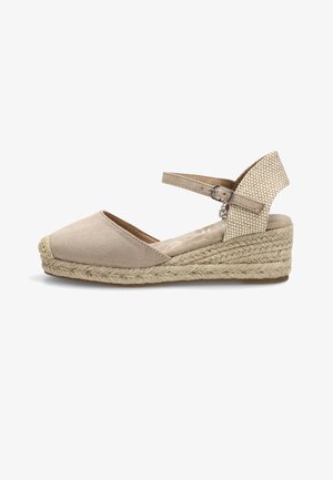 Sandalia cuña beige de esparto con puntera cerrada, correa al tobillo con hebilla, contrafuerte tejido en el talón y suela de yute trenzado.