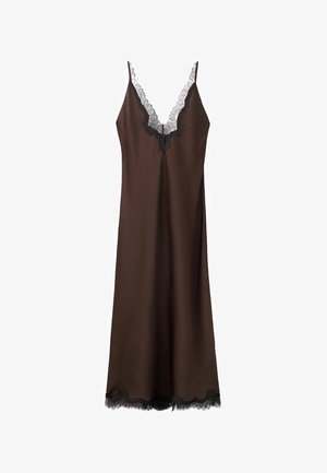 Vestido de satén marrón con escote en V profundo, con detalle de encaje negro a lo largo del escote y el dobladillo, y tirantes finos ajustables.