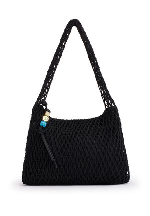 Borsa a tracolla nera intrecciata con una tracolla larga e perline decorative blu e dorate vicino all'angolo in alto a sinistra.