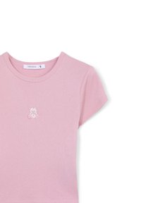 T-shirt di cotone rosa a maniche corte, con un piccolo design di un orsetto ricamato sul petto e collo rotondo.