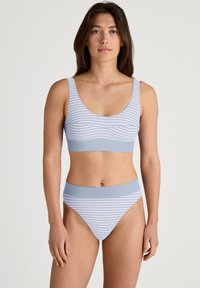 Lichtblauwe bikini set met een gestreept patroon. Het topje heeft brede banden en een ronde halslijn, terwijl de onderkant een hoog uitgesneden ontwerp heeft.