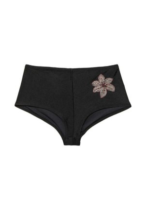 Černé plavkové šortky s vysokým pasem a růžovo-bílým vzorem květiny z broušených kamínků na pravém boku.