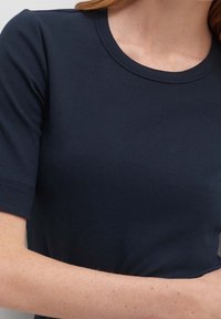 Marineblå ribbet t-shirt med rund hals og korte ærmer, lavet af blød bomuldsblanding, med en tætsiddende silhuet og minimale syninger.