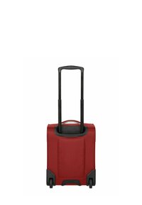 Roter Koffer mit zwei schwarzen Rädern, einem einziehbaren schwarzen Griff, strukturiertem Stoff und einem glatten Boden für einen einfachen Transport.
