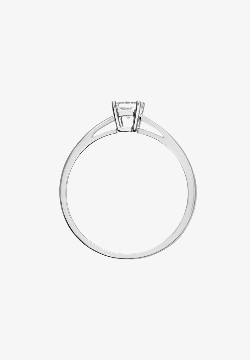 Anillo de plata con una gema central clara, que presenta una banda elegante y dos acentos laterales para mayor detalle de diseño.
