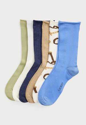 Six paires de chaussettes de différentes couleurs : vert olive, crème, marine, beige, imprimé blanc avec des chaînes et bleu clair. Différentes textures et designs.