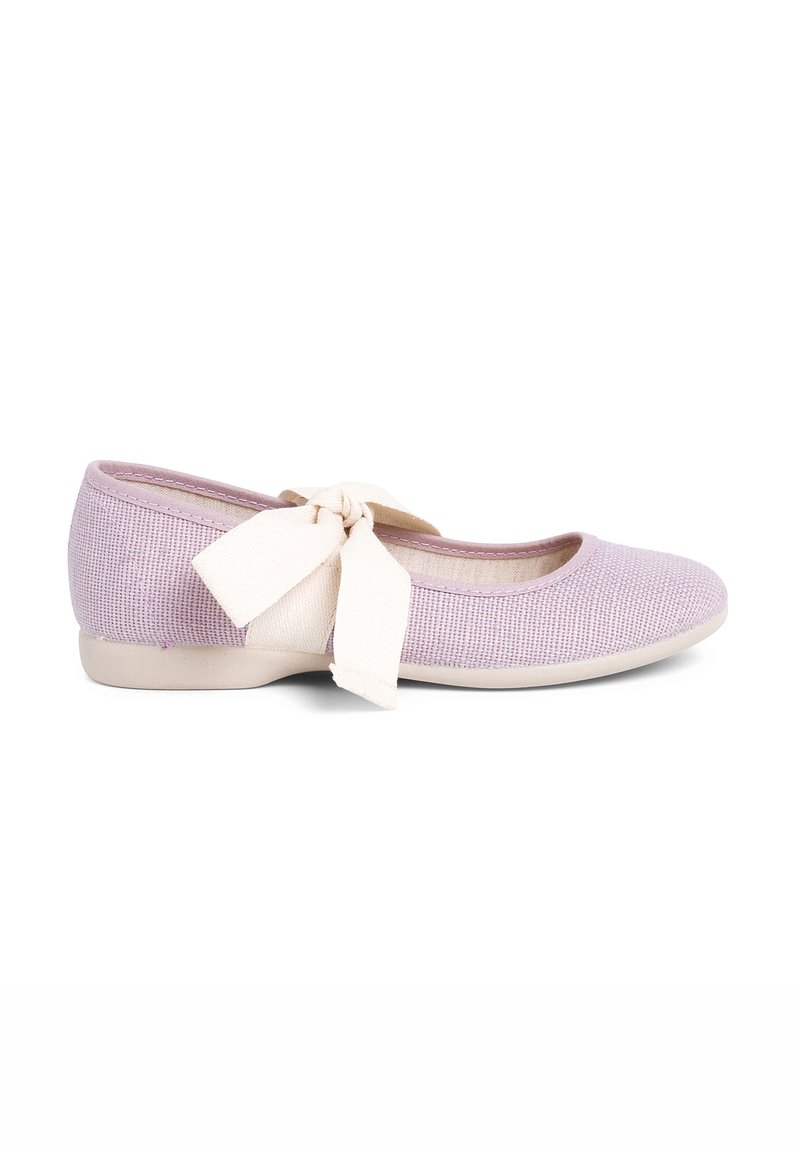 Lila Stoff-Ballerinas mit runder Spitze, die an der Seite mit einer cremefarbenen Schleife akzentuiert sind und ein minimalistisches Sohlen-Design aufweisen.