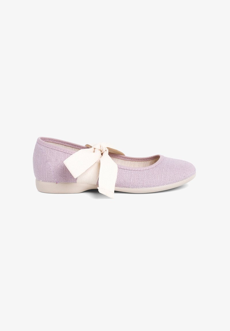 Ballerines en tissu violet avec un bout arrondi, dotées d'un accent en nœud crème sur le côté et d'une semelle minimaliste.