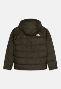 Mörkgrön vadderad jacka med huva, med quiltad textur, justerbara muddar och en vit logotyp på övre delen av ryggen.