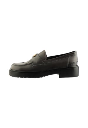 Schwarzer Lederloafer mit dicker Sohle und niedrigem Absatz, versehen mit einem dekorativen goldenen Emblem vorne oben.