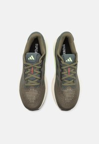 adidas Performance SUPERNOVA SOLUTION - Chaussures de running sur route - olive strata/legend ivy/green spark