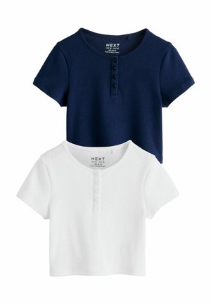 Dwa krótkie, przylegające sweterki z krótkim rękawem, okrągłym dekoltem i czterema guzikami, jeden granatowy, drugi biały, ułożone płasko.