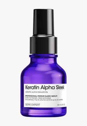 Blauwe glazen fles van Keratin Alpha Sleek warm geactiveerd haarserum met zwarte pomp, die keratine afsluit voor gladheid, pluizigheid en volumecontrole.