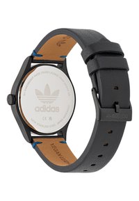 Crni sat s veganskom kožnom narukvicom, stražnjim dijelom od nehrđajućeg čelika, plavim detaljem i ugraviranim Adidas logom na stražnjoj strani.