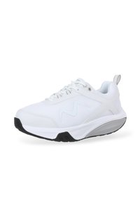 Zapatilla deportiva blanca con parte superior de malla, superposiciones sintéticas, puntera redondeada y suela de goma en gris y negro. Presenta un diseño elegante y cordones.