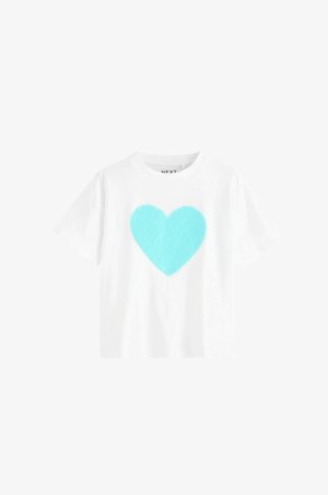 Maglietta a maniche corte bianca con un design a cuore fuzzy blu chiaro sul davanti. Collo rotondo e vestibilità rilassata.