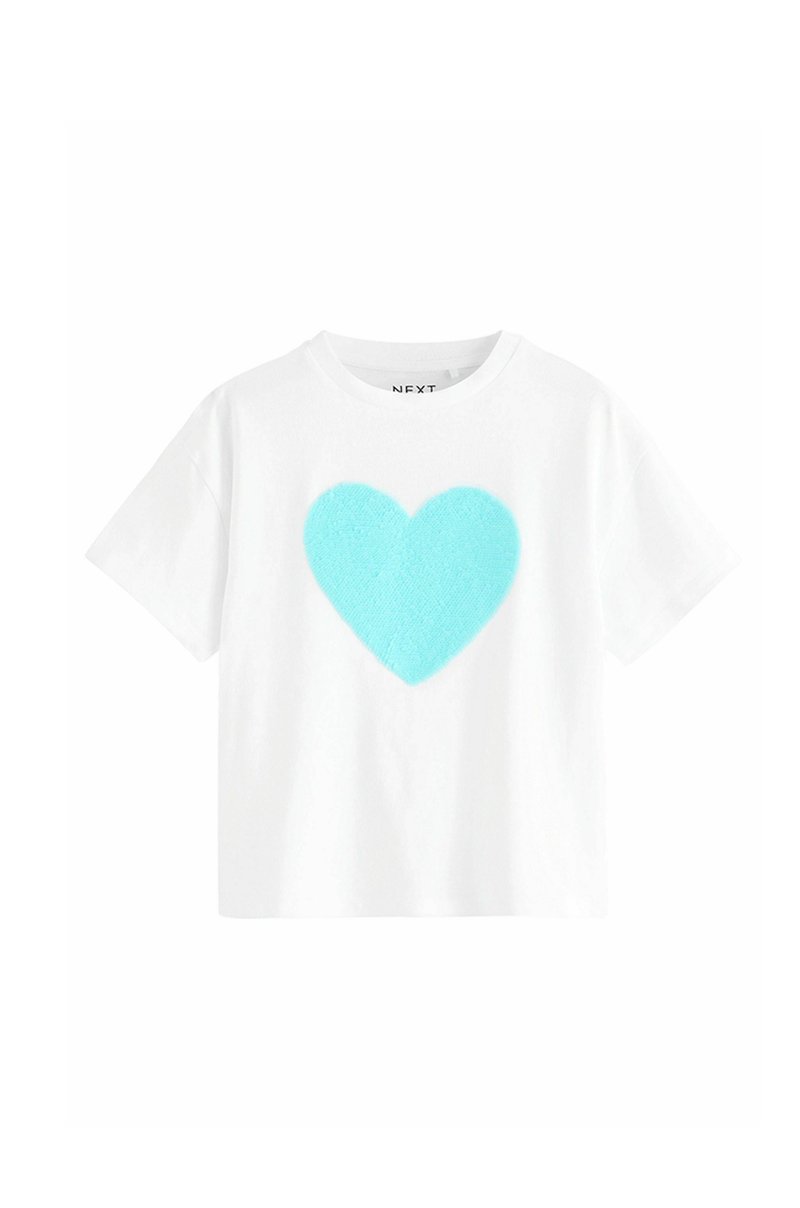 Weißes T-Shirt mit kurzen Ärmeln und einem hellblauen, wuscheligen Herzdesign auf der Vorderseite. Rundhalsausschnitt und lockere Passform.