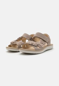 Lys brun semsket sandaler med blomsteraksenter, åpent design, to justerbare stropper og en teksturert gummisåle for grep og komfort.