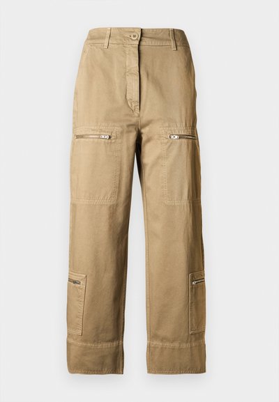 Pantaloni cargo din bumbac, de culoare khaki deschis, cu mai multe buzunare, fermoare și o croială lejeră, cu tivuri mansetate.
