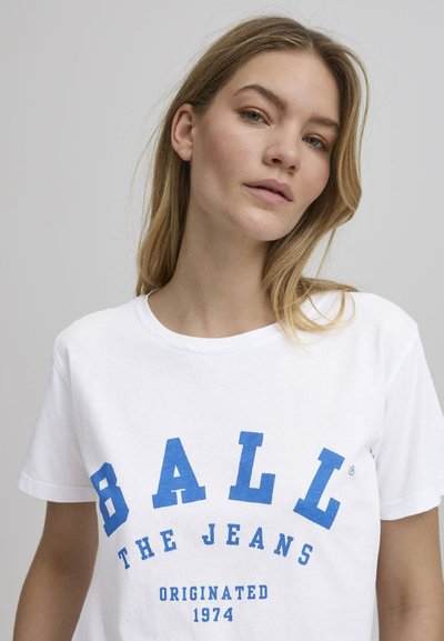 Hvit bomulls T-skjorte med dristig blå tekst som står "BALL THE JEANS" og "ORIGINATED 1974," rund hals, avslappet passform.