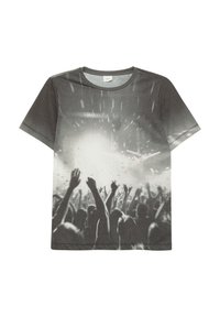 Graues T-Shirt mit kurzen Ärmeln, das eine Menge mit erhobenen Händen in einer Konzertszene zeigt; bedrucktes Design mit einem Verlauf von dunkel nach hell.