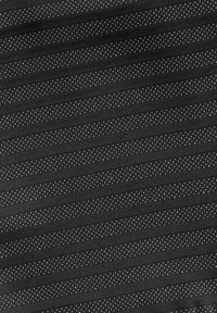Tissu noir présentant des rayures diagonales et de petits motifs en points blancs, créant une apparence texturée avec un design élégant.