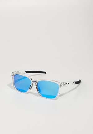Klare, quadratische Sonnenbrillen mit blauen, reflektierenden Gläsern. Verfügt über ein transparentes Gestell und schwarze Bügel. Minimale Markenkennzeichnung an der Seite.