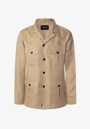Giacca di lino colorato sabbia con colletto, quattro tasche frontali e bottoni neri. Presenta un tessuto testurizzato e un design a taglio dritto.