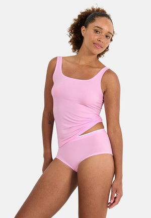 Rosa Tanktop mit quadratischem Ausschnitt, leichtem Stoff und seitlicher Knoten-Detailierung; kombiniert mit passenden rosa Slips.