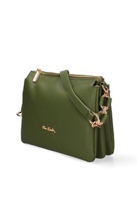 Borsa a tracolla in pelle texture verde oliva con zip dorata, logo e accessori, dotata di tracolla removibile e design a triplo scomparto.