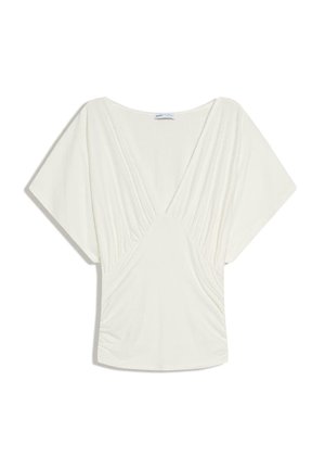 Blouse blanche à manches courtes avec un col en V profond et un détail de tissu froncé à l'avant, présentée sur un fond blanc uni.