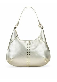Bolso de mano de cuero plateado metálico con forma curva, adornado con tachuelas doradas a lo largo de las costuras y una única correa ajustable.