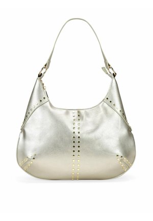 Bolso de mano de cuero plateado metálico con forma curva, adornado con tachuelas doradas a lo largo de las costuras y una única correa ajustable.
