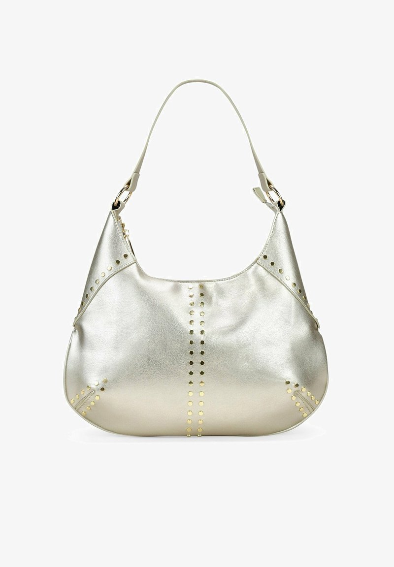 Bolso de mano de cuero plateado metálico con forma curva, adornado con tachuelas doradas a lo largo de las costuras y una única correa ajustable.