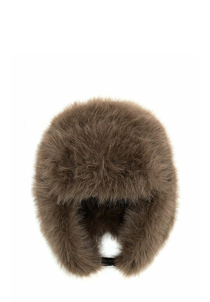 Brązowy futrzany kapelusz o obszernej konstrukcji, z miękką teksturą i zaokrąglonym kształtem, zaprojektowany w celu zapewnienia ciepła i ochrony uszu.