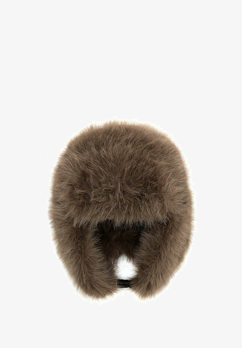 Brązowy futrzany kapelusz o obszernej konstrukcji, z miękką teksturą i zaokrąglonym kształtem, zaprojektowany w celu zapewnienia ciepła i ochrony uszu.