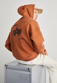 Alpha Industries - LOGO - Džemperis su gobtuvu - hazel brown Miniatiūros vaizdas 1