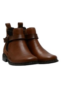 Stivaletti in pelle marrone con una texture liscia, pannelli elastici laterali e una cinturina decorativa con fibbia. Punta squadrata e tacco basso.